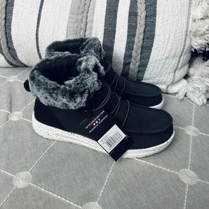 BRAND NEW Hey Dudes.